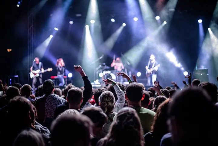 Vibras de Viernes: Desconecta con Música y Conéctate con Flash Gas